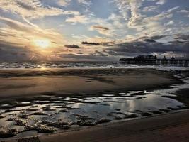 una vista de una puesta de sol sobre la haya de blackpool foto