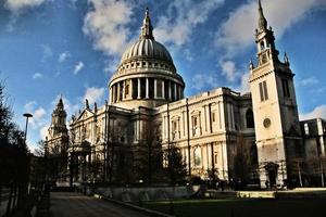 una vista de la catedral de san pablo en londres foto