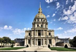 una vista panorámica de París en el verano foto