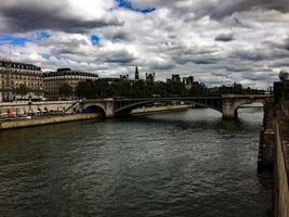 una vista panorámica de París en el verano foto