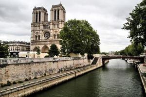 una vista panorámica de parís bajo el sol de verano foto