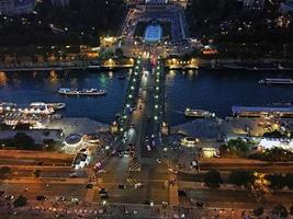 una vista panorámica de París en el verano foto