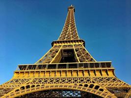 una vista panorámica de París en el verano foto