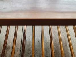 vieja mesa de madera con fondo marrón foto