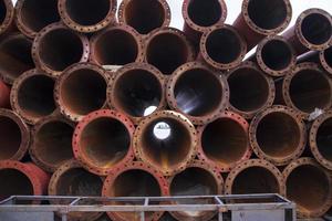 un fondo industrial de textura de pila de tubos de hierro oxidado foto
