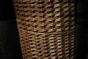 cesta de mimbre. textura de madera. contenedor de tallo seco. foto