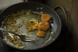 yema de huevo en sartén. tapón y huevo. sartén de acero. cocina en casa. foto