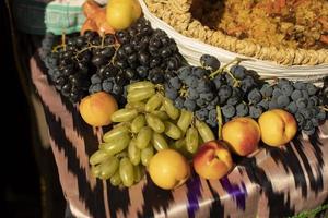 fruta en la mesa. uvas de diferentes tipos. foto