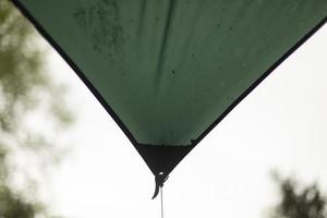 toldo en cuerda. detalles de carpa en camping. tela verde foto