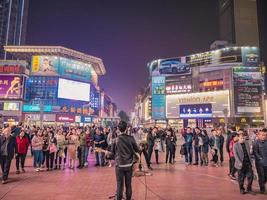 changsha.china-17 de octubre de 2018. artistas callejeros desconocidos cantando en la calle peatonal huangxing en la ciudad de changsha china.changsha es la capital y la ciudad más poblada de la provincia de hunan en china foto