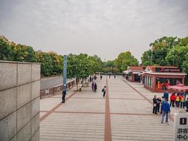 changsha.china-18 de octubre de 2018.personas desconocidas caminando en el parque de la isla naranja de la ciudad de changsha, hunan, china. foto