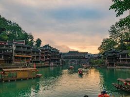 vista del paisaje con el cielo del atardecer del casco antiguo de fenghuang. la ciudad antigua de phoenix o el condado de fenghuang es un condado de la provincia de hunan, china foto