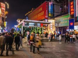 changsha.china-17 de octubre de 2018.personas desconocidas caminando por la calle peatonal huangxing en la ciudad de changsha china.changsha es la capital y la ciudad más poblada de la provincia de hunan en china foto