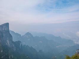 hermosa vista de la montaña tianmen con cielo despejado en la ciudad china de zhangjiajie.montaña tianmen el destino turístico de la ciudad china de hunan zhangjiajie foto