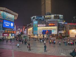 changsha.china-17 de octubre de 2018.personas desconocidas caminando por la calle peatonal huangxing en la ciudad de changsha china.changsha es la capital y la ciudad más poblada de la provincia de hunan en china foto