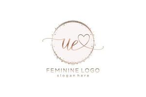 logotipo inicial de escritura a mano ue con plantilla de círculo logotipo vectorial de boda inicial, moda, floral y botánica con plantilla creativa. vector
