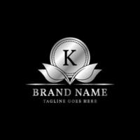 letra k círculo lujoso y hojas diseño de logotipo de vector de cresta simple para marca vintage natural