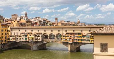 florencia, italia - alrededor de junio de 2021 - paisaje de la ciudad con puente viejo - ponte vecchio. foto