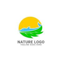 diseño de logotipo de vector natural de hoja, pescado y sol para el cuidado de la naturaleza o agencia de viajes de ecoturismo