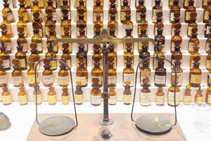 grasse, francia - colección de perfumes antiguos en laboratorio con equilibrio vintage foto