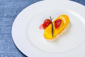 un primer plano de un pastel de limón con fresas foto