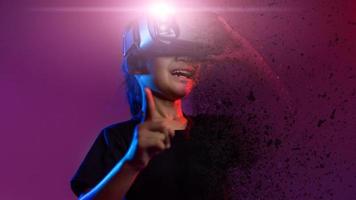 chica feliz con gafas de realidad virtual. realidad aumentada, ciencia, concepto de tecnología futura. vr. gafas 3d futuristas con proyección virtual. luz de neón. foto