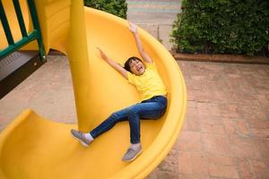 niña activa en el patio de recreo foto