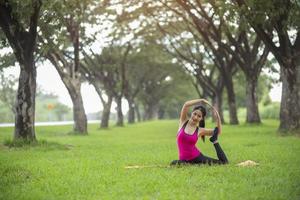 mujer joven, practicar, yoga, en el estacionamiento foto