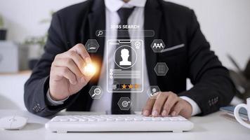 humano que usa una computadora portátil para buscar trabajo y completar datos personales en el sitio web de trabajo para presentar un currículum y aplicar para trabajos en Internet. concepto de búsqueda de trabajo en línea. foto