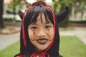 feliz halloween la linda niña disfrazada de halloween foto