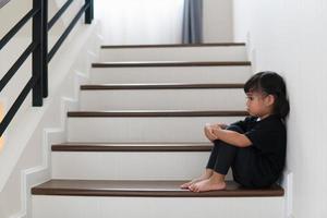 niño triste de este padre y madre discutiendo, concepto familiar negativo. foto