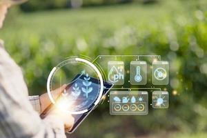 agricultura tecnología agricultor hombre usando datos de análisis de computadora de tableta e icono visual. foto