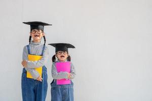 hermanos niños niña graduación con gorra foto