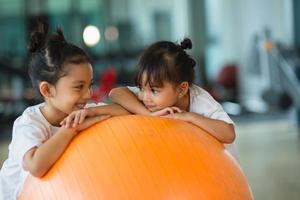 pelotas de gimnasia y niños en ellas foto