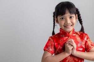 feliz Año Nuevo Chino. niñas asiáticas con gesto de felicitación foto