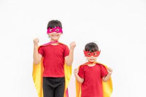 dos niñas en un traje de superhéroe sobre fondo blanco foto