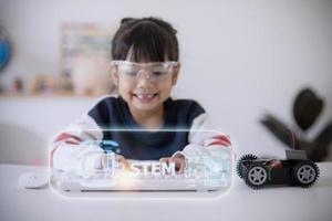 Stem escuela niños aprendiendo educación tecnología edificio robot coche ideas creativas construcción desarrollo programación análisis, iconos gráficos pantalla de interfaz de usuario foto