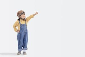 sueños de vuelo niña pequeña jugando con un sombrero de piloto sobre fondo blanco foto