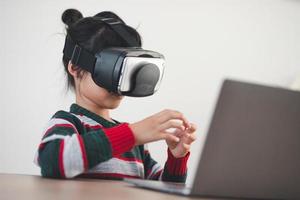 chica feliz con gafas de realidad virtual. realidad aumentada, ciencia, concepto de tecnología futura. vr. gafas 3d futuristas foto