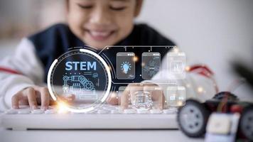 Stem escuela niños aprendiendo educación tecnología edificio robot coche ideas creativas construcción desarrollo programación análisis, iconos gráficos pantalla de interfaz de usuario foto