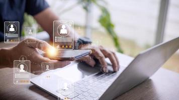concepto de servicio de búsqueda de especialistas en aplicaciones de reclutamiento en línea con tarjetas virtuales con calificación e información de perfil en un teléfono inteligente en la mano. foto