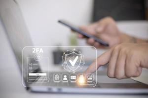 2fa aumenta la seguridad de su cuenta, pantalla de computadora portátil de autenticación de dos factores que muestra un concepto 2fa, datos de protección de privacidad y ciberseguridad.