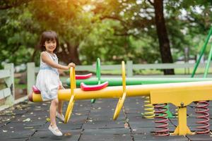 niñas felices en el tablero tambaleante al aire libre foto