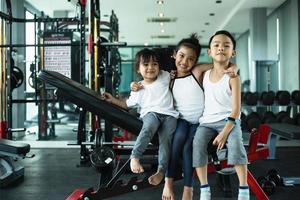 grupo de niños haciendo ejercicios de gimnasia foto