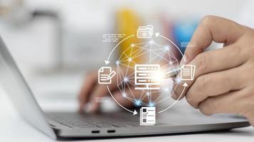 sistema de gestión de documentos, base de datos de documentación en línea y automatización de procesos para administrar eficientemente archivos, tecnología futura. foto