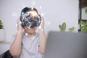 niños que usan realidad virtual con un increíble fondo futurista de imágenes virtuales globales. foto