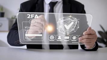 2fa aumenta la seguridad de su cuenta, pantalla de computadora portátil de autenticación de dos factores que muestra un concepto 2fa, datos de protección de privacidad y ciberseguridad.