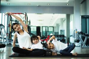 grupo de niños haciendo ejercicios de gimnasia foto