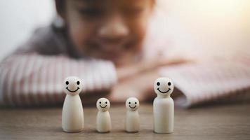 cara feliz de la familia de muñecas de madera, hogar familiar, cuidado de adopción, apoyo para personas sin hogar, salud mental familiar, violencia doméstica, distanciamiento social foto