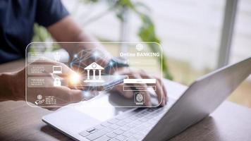 hombre de negocios que usa banca y pago en línea móvil, marketing digital. redes financieras y bancarias. compras en línea y conexión de red de clientes de iconos, seguridad cibernética. tecnología empresarial. foto